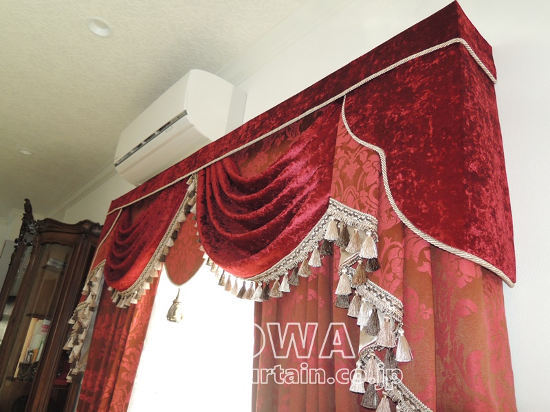 赤カーテン ゴージャス インテリア 赤カーテン ゴージャス インテリア AdobeStock_207142586